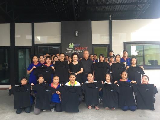 Iemkasikit gave away black mourning shirts for the late King Rama IX to company associates